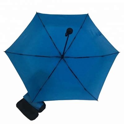 5 dames de fois empochent la petite taille de parapluie avec Eva Case