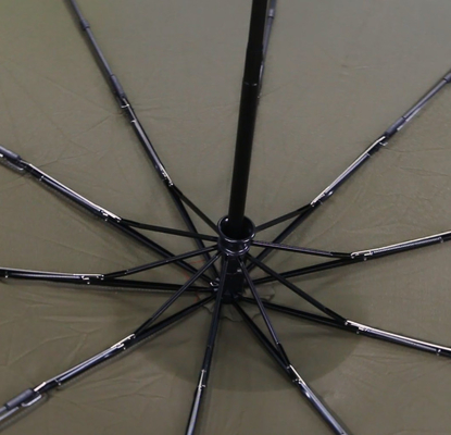 Le parapluie ouvert et fermé automatique de nervures de fibre de verre personnalisent le logo