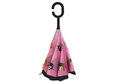 Le petit inverse rose a inversé la poignée en caoutchouc Unicon de parapluie imprimé pour des enfants