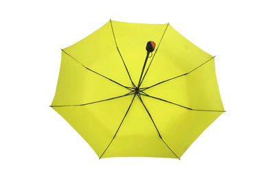 Le parapluie se pliant d'individu jaune de dames, plient la fin ouverte de manuel parti de parapluie