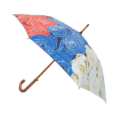 Parapluie droit protégeant du vent avec la poignée en bois de forme de J