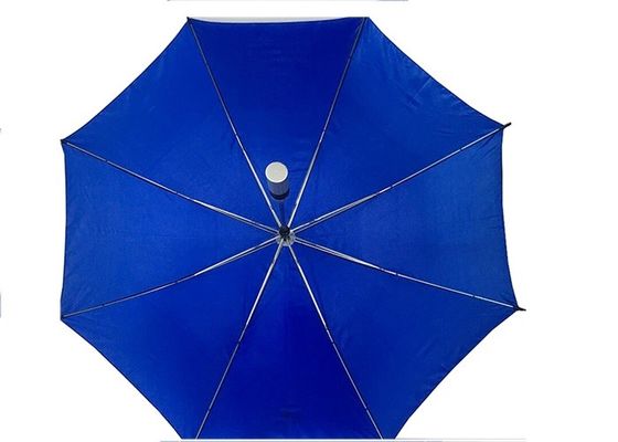 Le parapluie protégeant du vent de la poignée une de main des hommes droits de commutateur