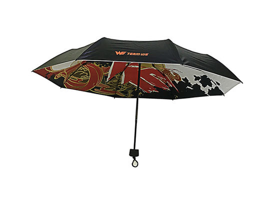 Dames protégeant du vent de blocage UV pliant le parapluie
