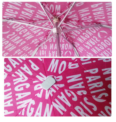 Les lettres roses modèlent le parapluie en aluminium se pliant triple