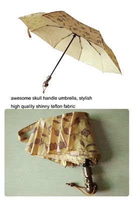 Shinny le crâne manipulent le parapluie protégeant du vent pliable pour les hommes
