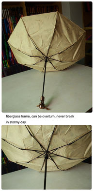 Shinny le crâne manipulent le parapluie protégeant du vent pliable pour les hommes