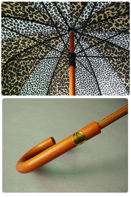 Parapluie en bois de changement de couleur d'impression de léopard de poignée de J pour des femmes