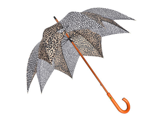 Parapluie en bois de changement de couleur d'impression de léopard de poignée de J pour des femmes