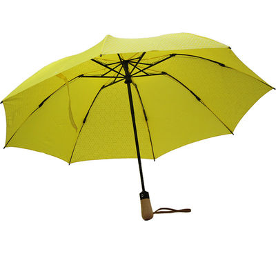 Le métal nervure la couleur jaune fois du parapluie trois imperméable