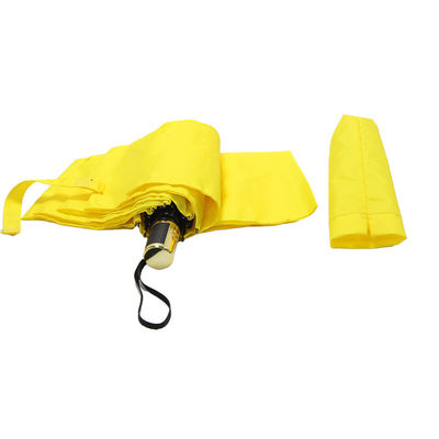 Le métal nervure la couleur jaune fois du parapluie trois imperméable