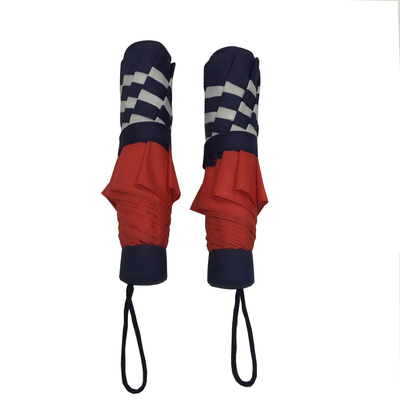 Un parapluie pliable compact à 8 nervures pour se protéger de la pluie