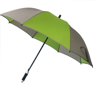 Un parapluie à poignée noire