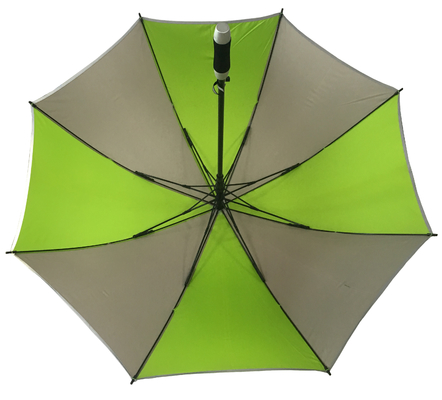 Un parapluie à poignée noire