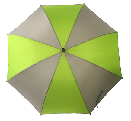 Un parapluie à poignée noire