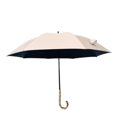Un parapluie à manche en bambou de 260g avec revêtement UV noir et puits en fibre de verre