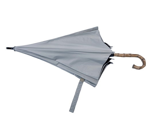 Un parapluie à manche en bambou de 260g avec revêtement UV noir et puits en fibre de verre