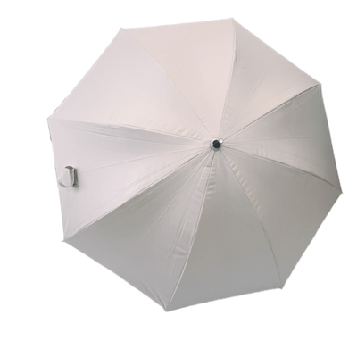 Un parapluie à manche en bambou de 260g avec revêtement UV noir et puits en fibre de verre