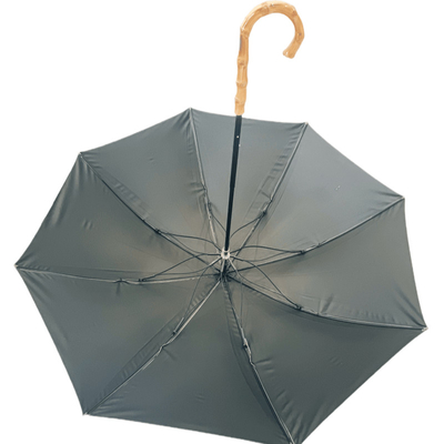 Un parapluie à manche en bambou de 260g avec revêtement UV noir et puits en fibre de verre