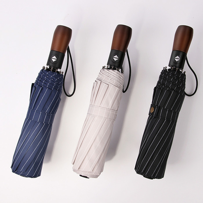Un parapluie automatique à trois couches pratique pour une protection contre la pluie fiable