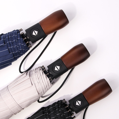 Un parapluie automatique à trois couches pratique pour une protection contre la pluie fiable
