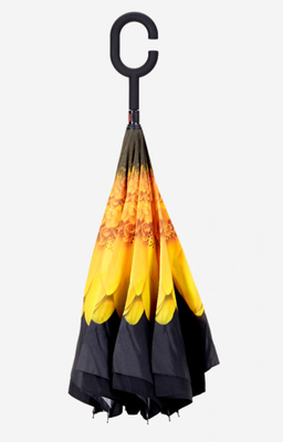 Un parapluie en polyester réversible avec des côtes métalliques robustes et une poignée en caoutchouc confortable