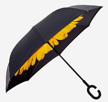 Un parapluie en polyester réversible avec des côtes métalliques robustes et une poignée en caoutchouc confortable