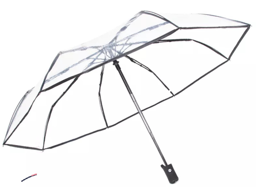 Un parapluie transparent compact et triple s'intègre dans un sac