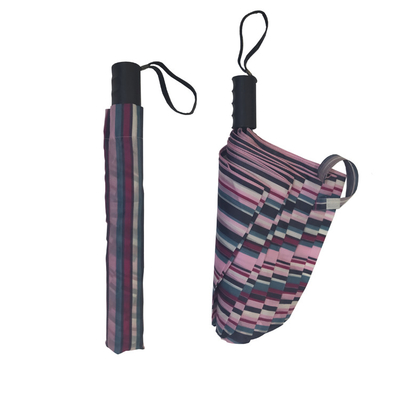 Un parapluie pliable, parfait pour les activités de plein air.