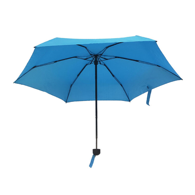 Un parapluie pliable adapté aux voyages, avec 6 côtes et 19 pouces