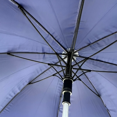 Un parapluie en aluminium léger et résistant au vent de 23 pouces avec 210 tonnes de tissu Pongee, 8 côtes et 104 cm de diamètre.