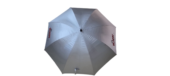 Des parapluies de golf en tissu Pongee de 190T avec revêtement argenté, côtes métalliques et cadre en fibre de verre