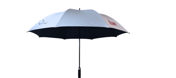 Des parapluies de golf en tissu Pongee de 190T avec revêtement argenté, côtes métalliques et cadre en fibre de verre