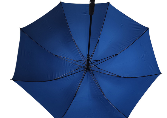 Des parapluies de golf en tissu Pongee de 190T avec revêtement argenté, côtes métalliques et cadre en fibre de verre