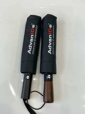 Un parapluie traditionnel en bois conçu pour une durabilité maximale et un aspect élégant, adapté aux affaires et aux loisirs