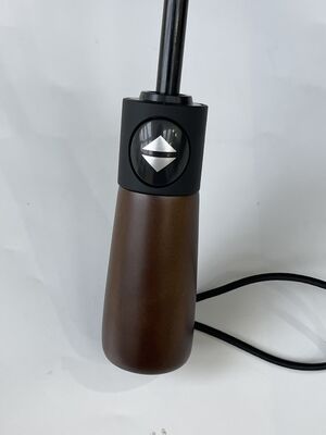 Un parapluie traditionnel en bois conçu pour une durabilité maximale et un aspect élégant, adapté aux affaires et aux loisirs