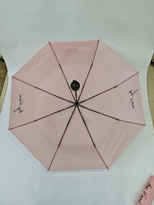 Manuel d'ouverture et de fermeture du parapluie pliable avec poignée confortable en caoutchouc et conception compacte légère pour les voyages