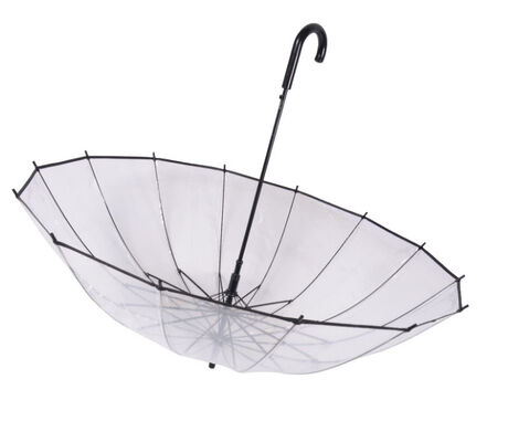 Parapluie de pluie transparent à ouverture manuelle, construit avec des nervures métalliques, un cadre solide et un auvent transparent offrant une protection contre la pluie.