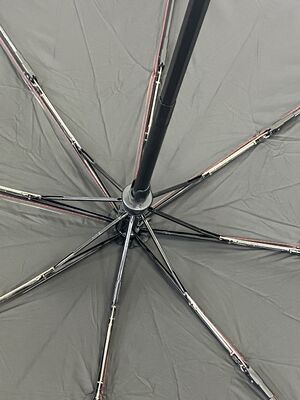 Parapluie compact à ouverture automatique avec correspondance de couleurs élégante, tissu à colle noire anti-UV, pliable et coupe-vent pour les trajets quotidiens et le camping