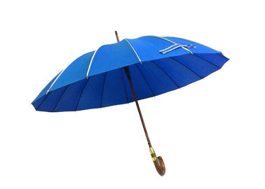 Parapluie bleu de golf J de forme résistante du vent, poignée en bois de parapluie de Raines