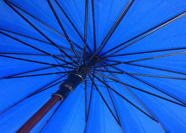 Parapluie bleu de golf J de forme résistante du vent, poignée en bois de parapluie de Raines