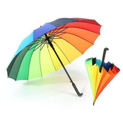 Un parapluie en plastique à poignée auto ouverte avec des côtes et du tissu en ponje.