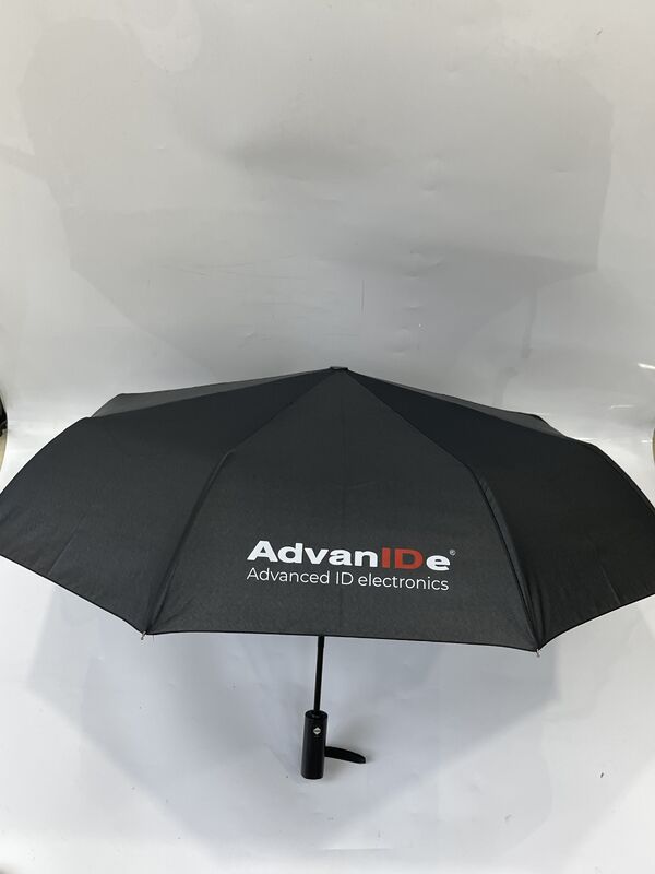 Un parapluie traditionnel en bois conçu pour une durabilité maximale et un aspect élégant, adapté aux affaires et aux loisirs