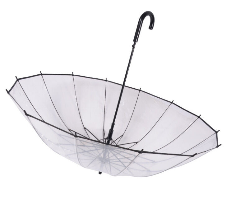 Parapluie de pluie transparent à ouverture manuelle, construit avec des nervures métalliques, un cadre solide et un auvent transparent offrant une protection contre la pluie.